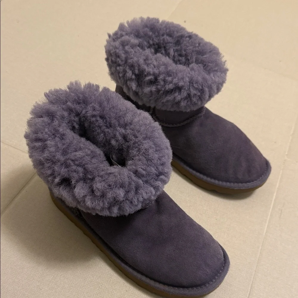 NWOT Ugg Australia purple mid height ankle fuzzy sheepskin fur boots